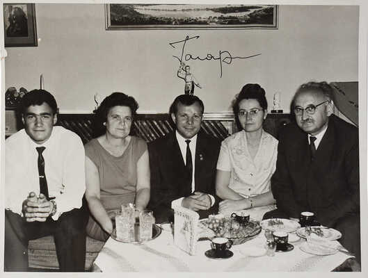 Лот из трёх фотографий советских космонавтов: